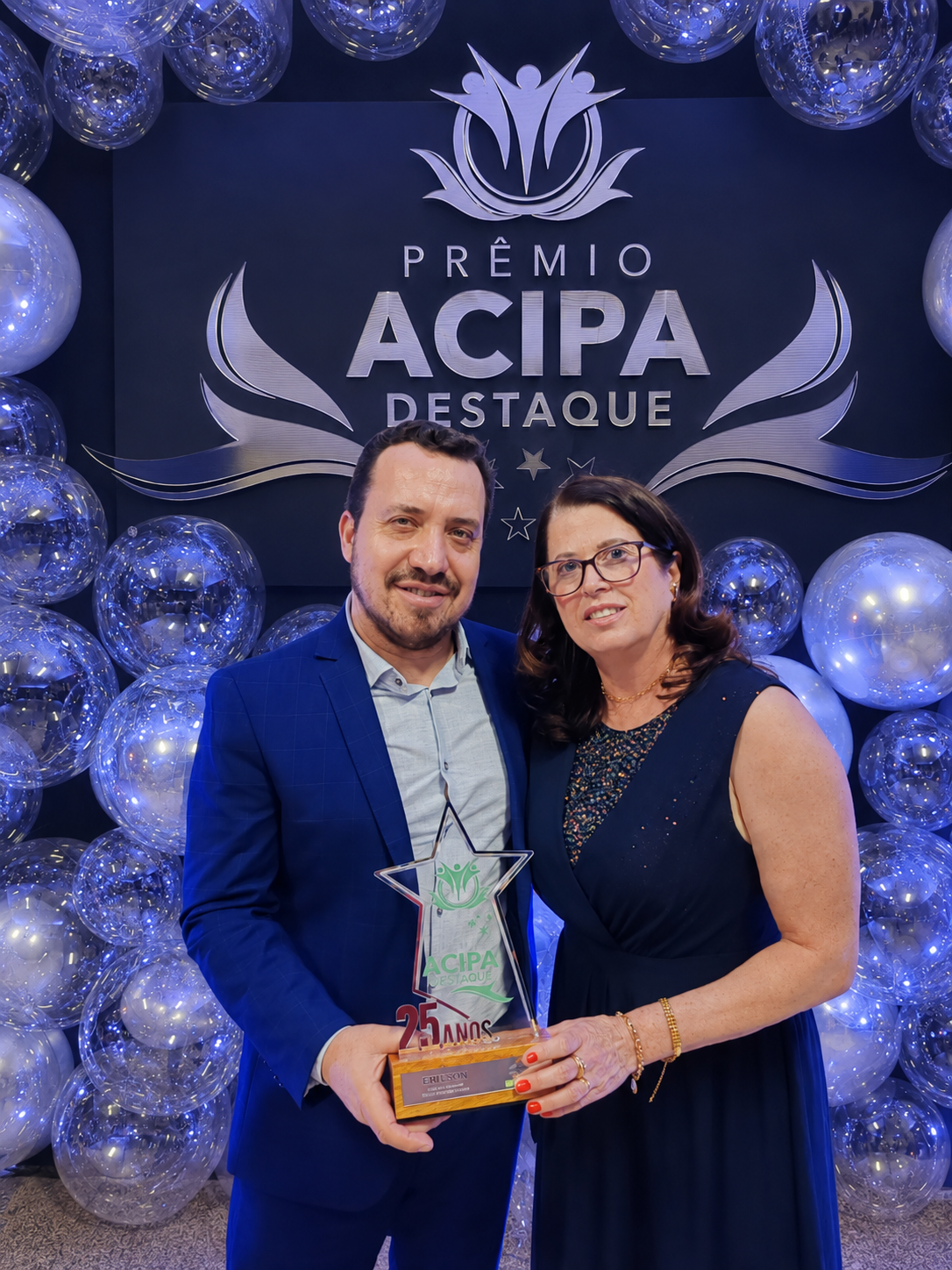 Representantes da Genusclin recebendo o Prêmio ACIPA Destaque
