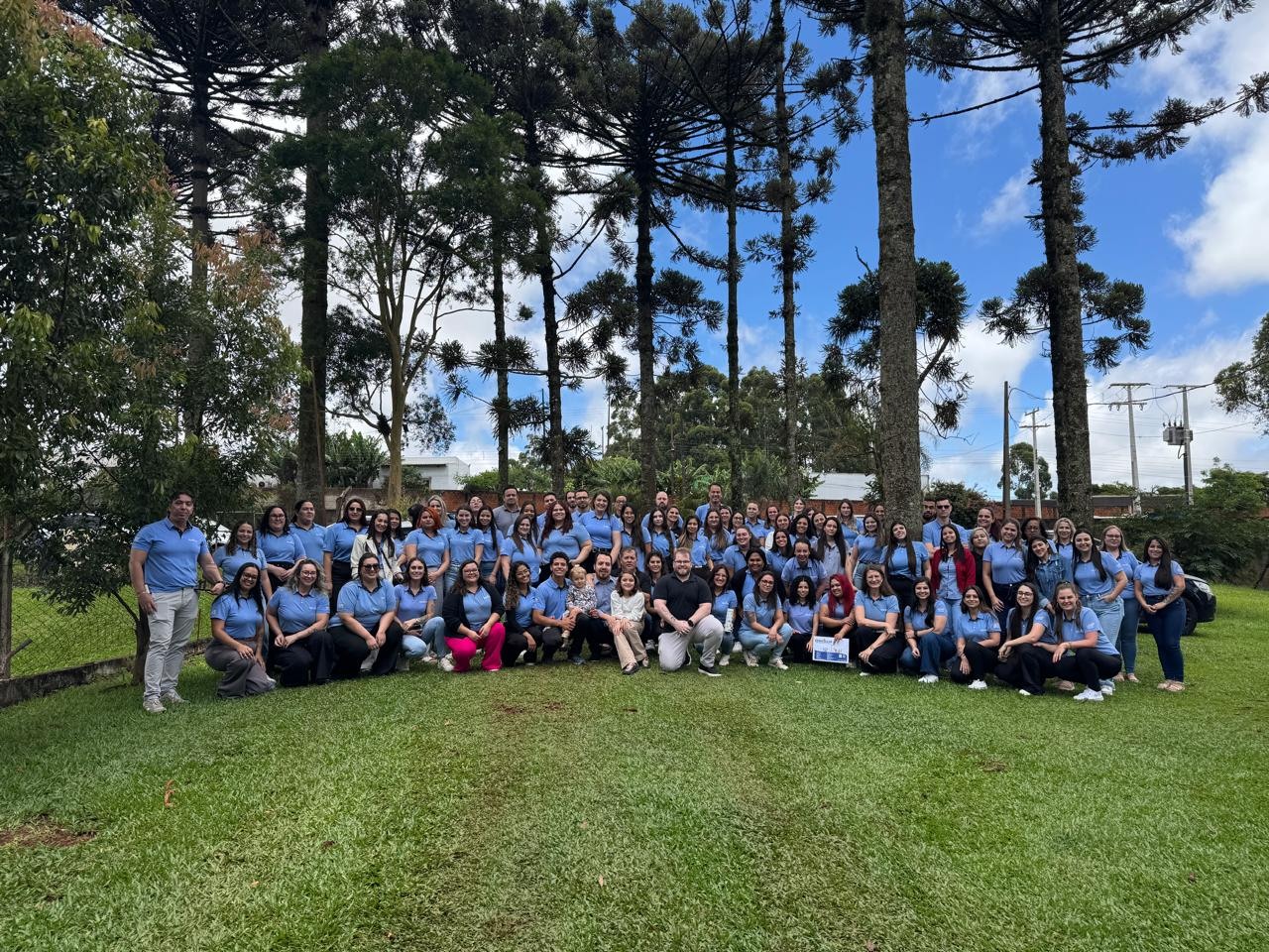 Equipe Genusclin reunida em foto institucional